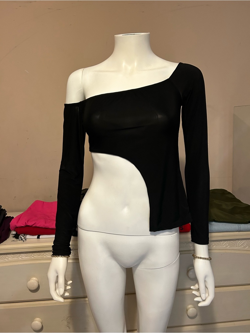 PrettyLittleThing Black One-Shoulder Asymmetrical Cutout Top